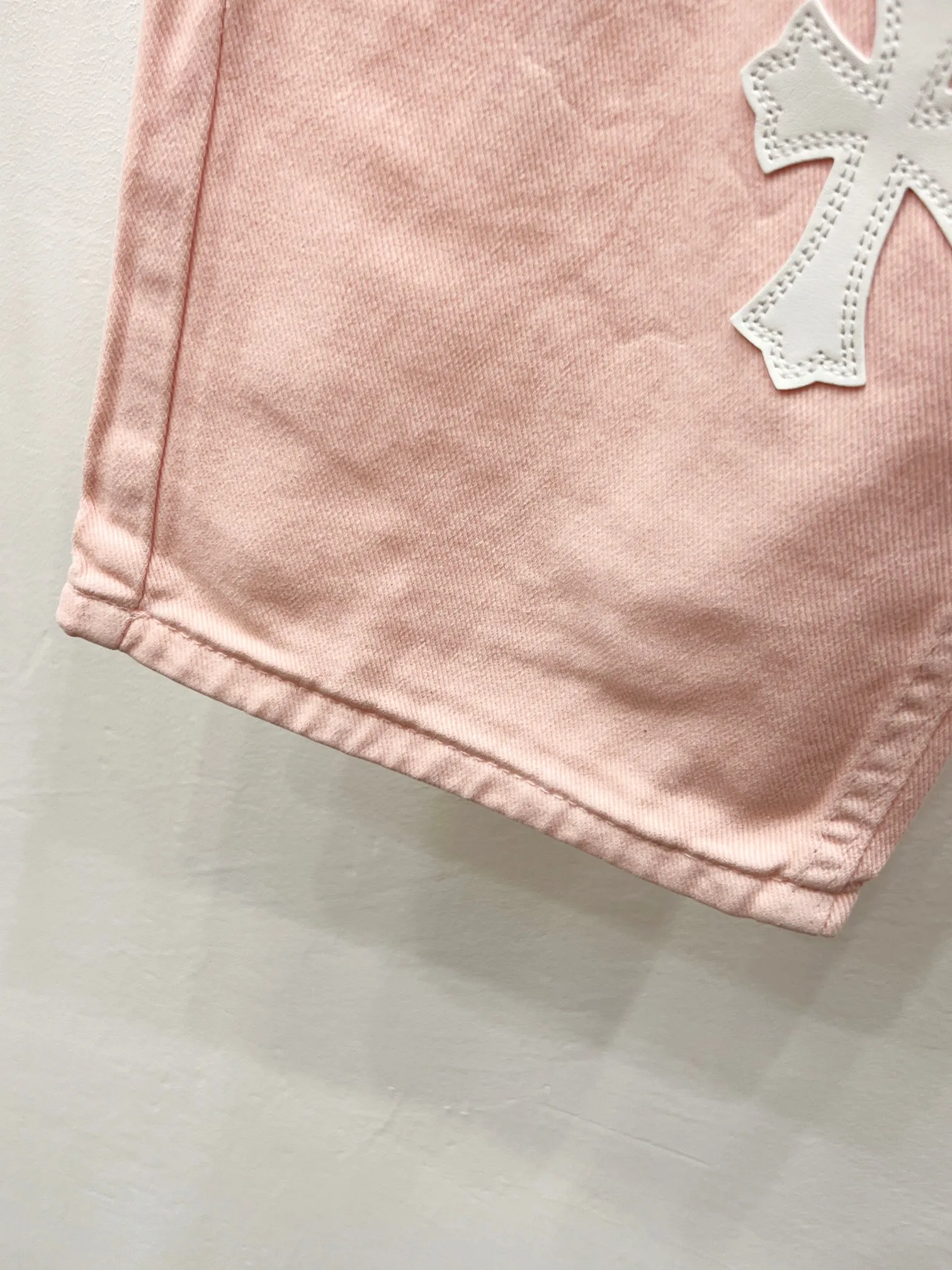 P280 Style number: (r005) Chrome hearts CH co-branded Drak Miami light pink jeans exude uninhibited personality and unique charm. Every wear and tear is carefully designed to present a unique artistic feel. Made of imported denim fabric, which has undergone heavy industrial washing and destruction treatment, the trousers show a super cool effect on the upper body, allowing you to dominate the fashion stage.  This is more than just a pair of jeans, it is an expression of attitude. With its unique design concept and ultimate pursuit of details, Croxin breaks traditional boundaries and defines the jeans trend in the new era. The trousers are made of double-layer woven fabric with customized hardware. Italian-made special cowhide is printed and cut. Custom-made sheepskin three-layer thick-line leather. The whole body is spliced ​​in heavy water washing. Craftsmen hand-splash ink. You can see the details. Three-dimensional cutting version. Loose and comfortable, not flattering. Makes taller and slimmer. Factory Seiko. Original quality control. Same style for men and women. Can be matched with couples. Versatile recommendation. Must-have jeans for all seasons. Color: light pink. Size: 28-30-32-34.